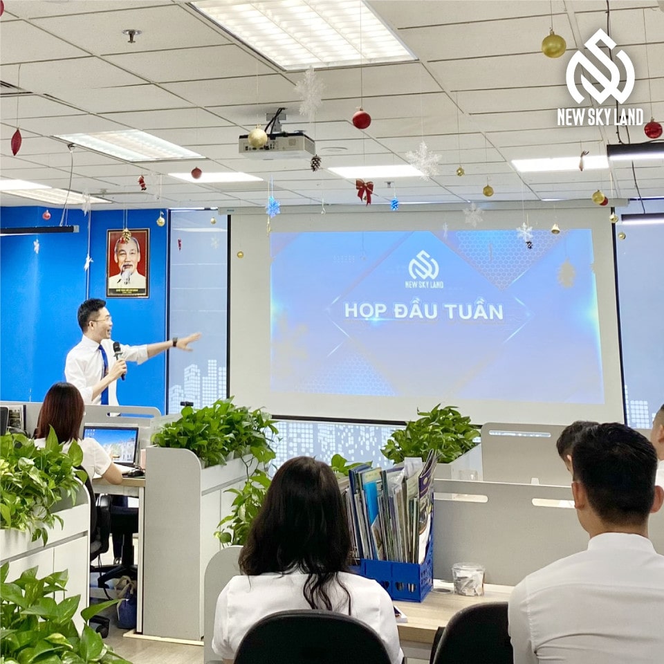 NEW SKY LAND KHỞI ĐỘNG TUẦN MỚI - CHÀO MỪNG BỔ NHIỆM TRƯỞNG PHÒNG MARKETING VÀ TRUYỀN THÔNG 1